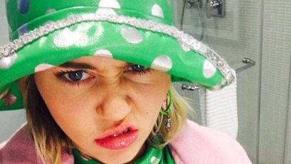 FOTO: Tady ukazuje Miley s poněkud zvláštním výrazem ve tváři svůj prstýnek. Nezdá se vám, že jde o ten stejný, který před dvěma lety od Liama dostala?