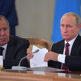 Ruský prezident Vladimir Putin a šéf ruské diplomacie Sergej Lavrov.