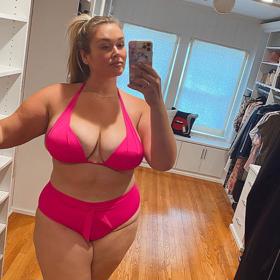 Plus size modelka měří 180 cm.