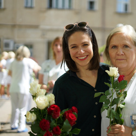 Veronika Khek Kubařová přišla poděkovat zdravotním sestráv ve VFN. 