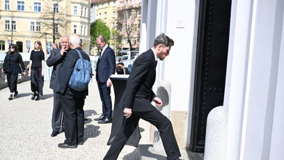 FOTO: David Švehlík zamířil na zádušní mši za svého otce.